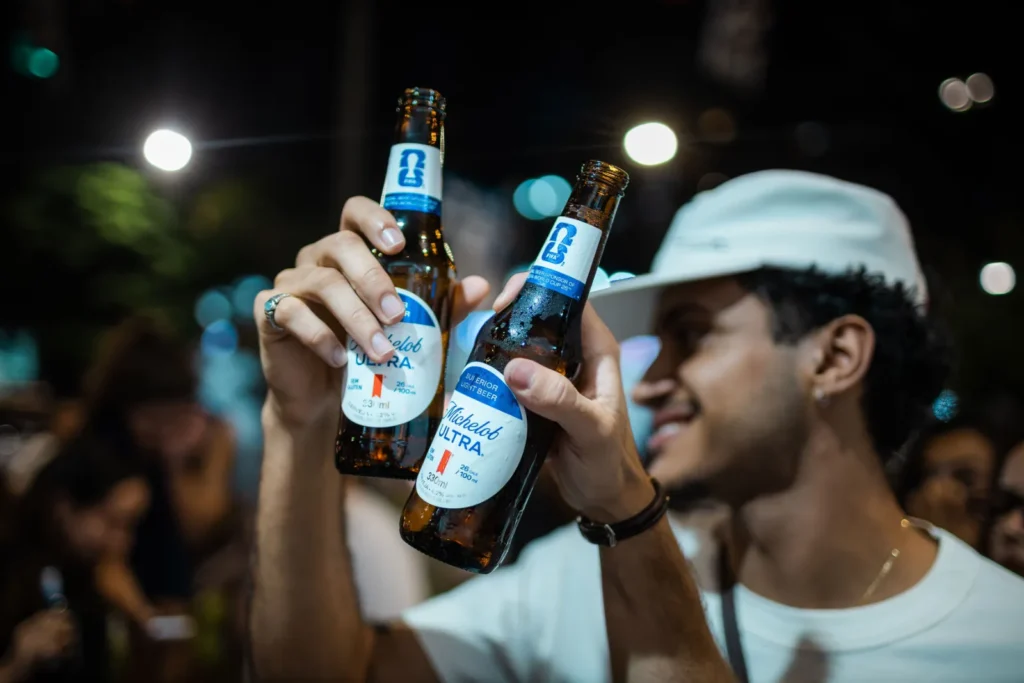 Corredores brindando com Michelob Ultra depois dos 5 km