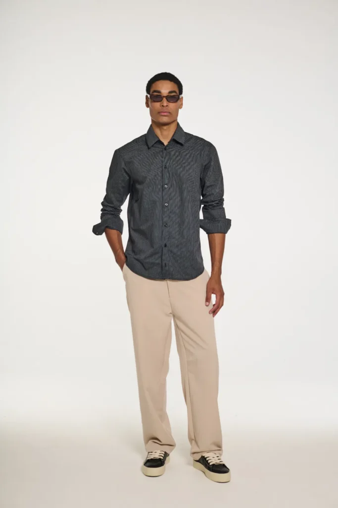 Calça alfaiataria masculina reta bege com camisa de botão