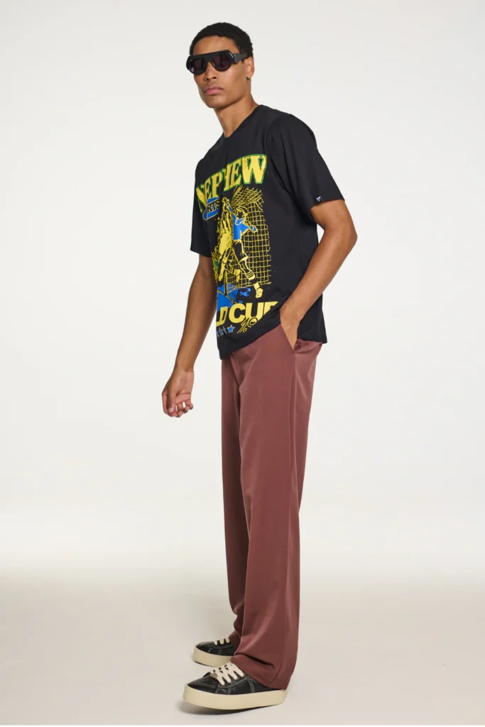 Calça alfaiataria masculina reta marrom com camiseta Nephew