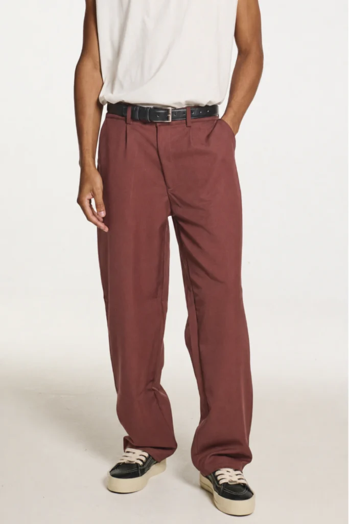 Calça alfaiataria masculina reta marrom com regata branca