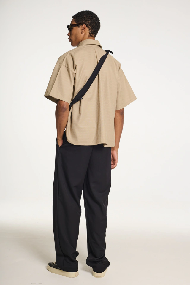 Look elegante com calça alfaiataria reta preta e camisa bege