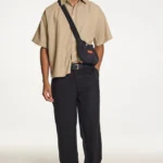 Calça alfaiataria masculina reta preta com camisa de manga curta bege