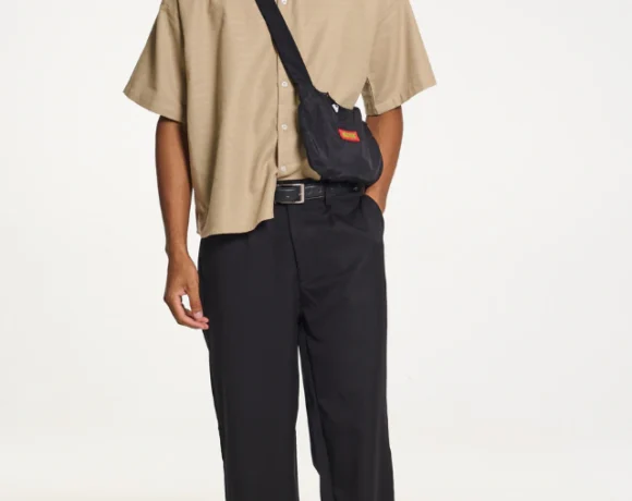 Calça alfaiataria masculina reta preta com camisa de manga curta bege