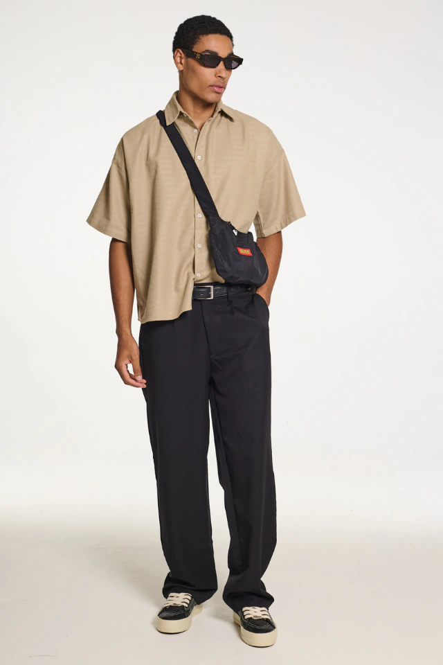 Calça alfaiataria masculina reta preta com camisa de manga curta bege