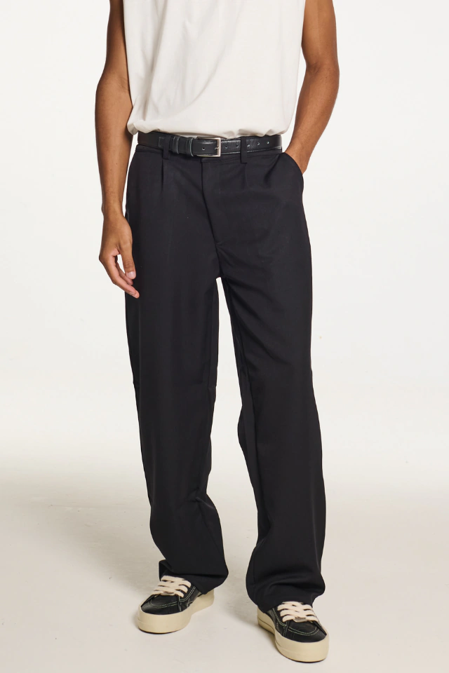 Calça alfaiataria masculina reta preta com camiseta branca
