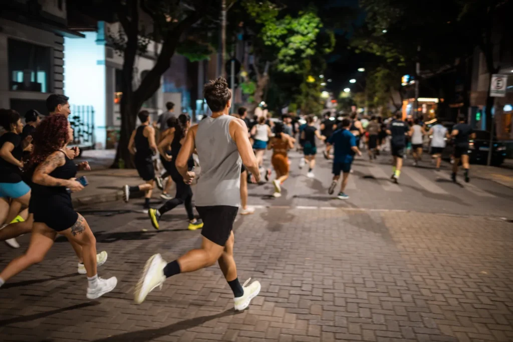 Corredores do Corre Corre em ação pelas ruas de Belo Horizonte