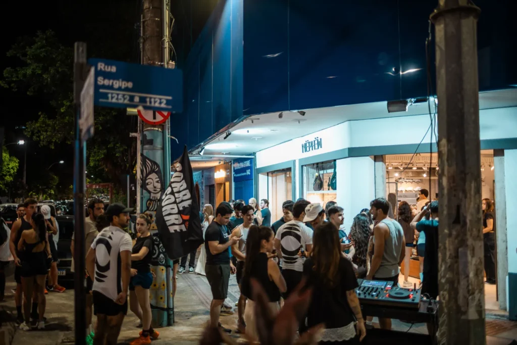 Corredores reunidos em frente à loja Nephew na Savassi antes da largada