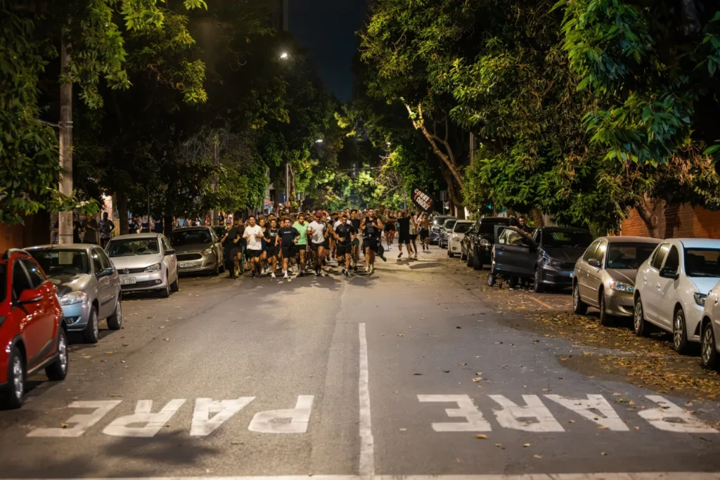 Grupo de corrida correndo 5 km pelas ruas da Savassi, em Belo Horizonte