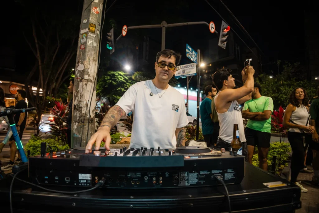 DJ tocando no pós-corrida do evento Nephew e On na Savassi
