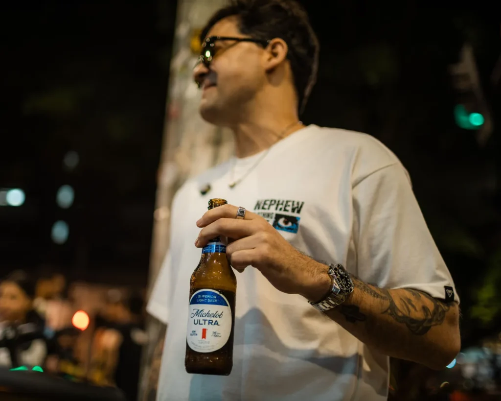 Convidado com Michelob Ultra no pós-corrida do evento Nephew e On
