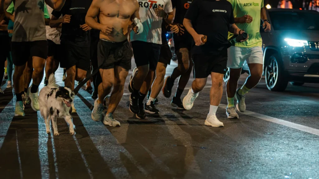 Pelotão da corrida noturna de 5 km do Corre Corre + Nephew by On