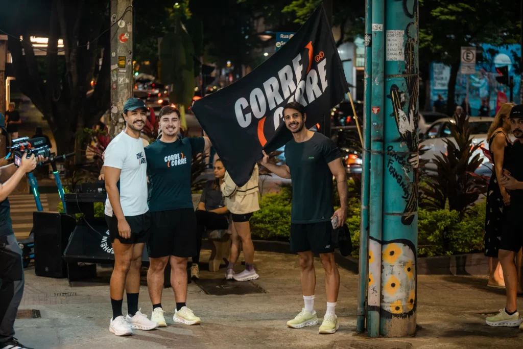 Integrantes do running club Corre Corre com a bandeira do grupo
