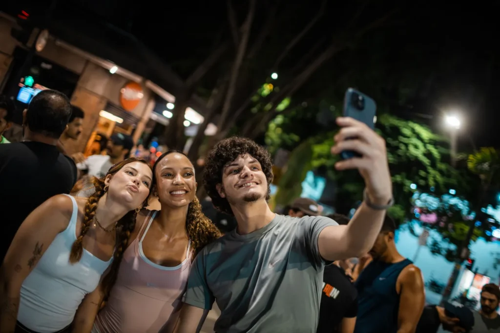 Corredoras tirando selfie no pós-corrida do Corre Corre + Nephew by On