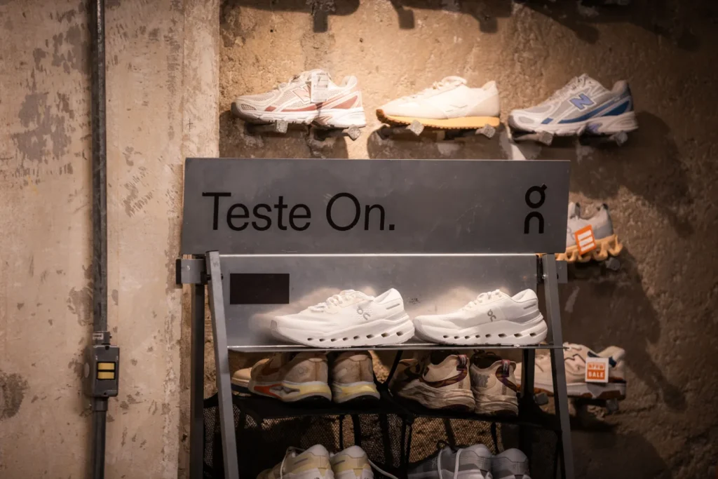 Estação Teste On para experimentar o Cloudrunner 3 na loja Nephew, na Savassi