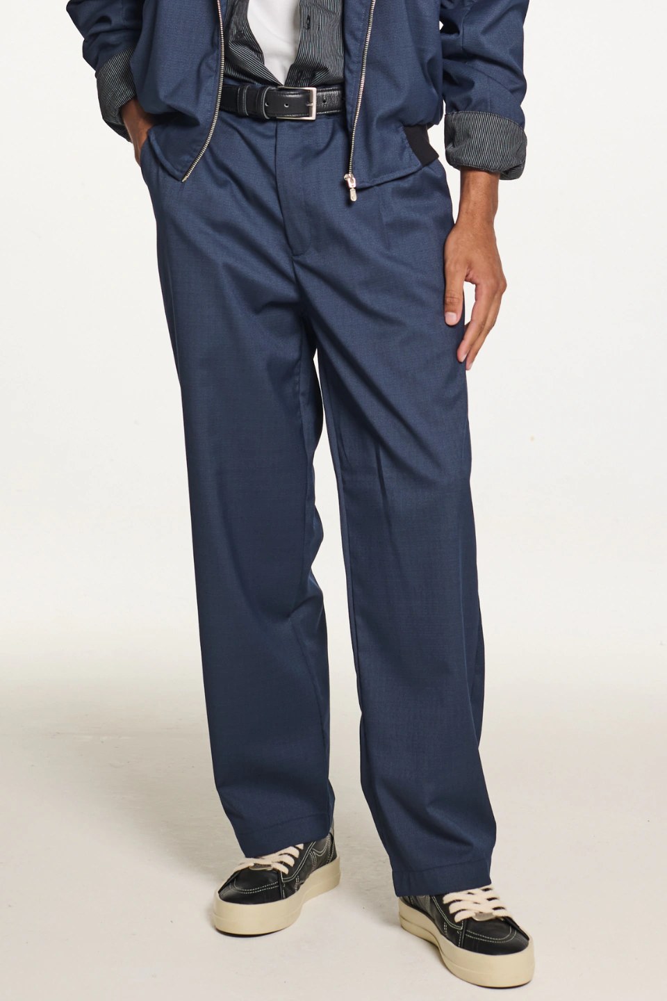 Calça Nephew Alfaiataria Brasil Tailoring azul-marinho, modelagem wide leg com pregas