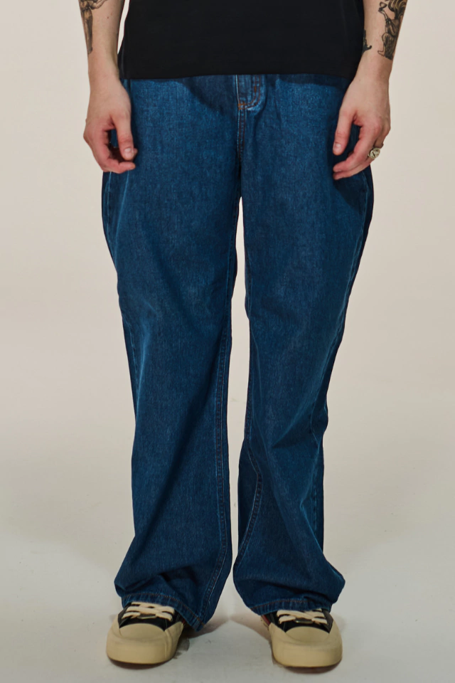 Calça Jeans Reta Nephew Azul com camiseta preta