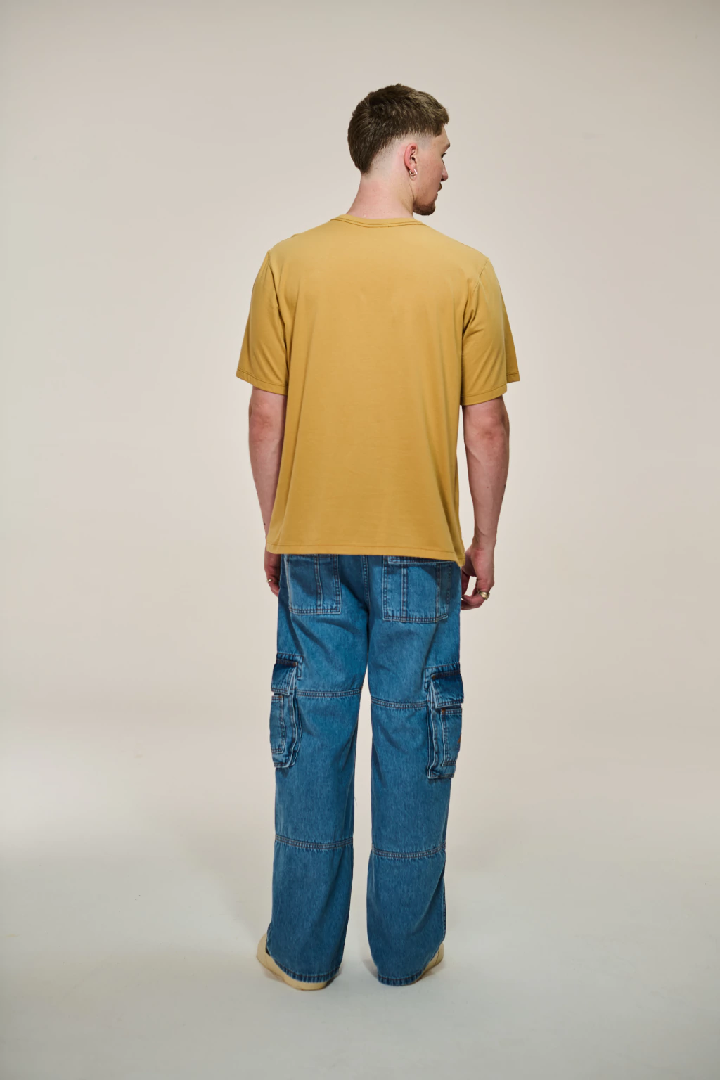 Camiseta básica de algodão Pima bege Nephew com jeans