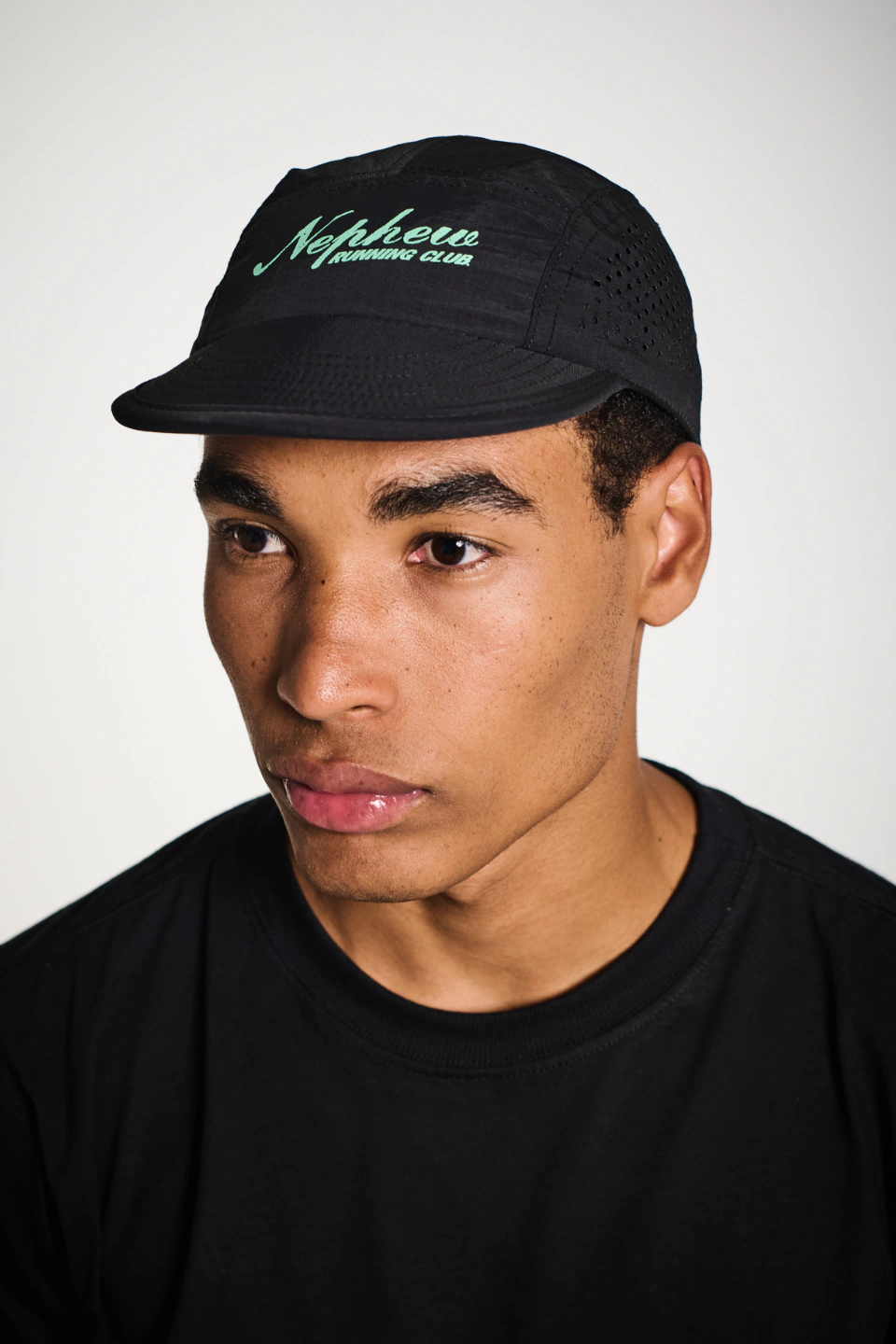 Boné five panel aba curta Nephew DryTec preto para corrida