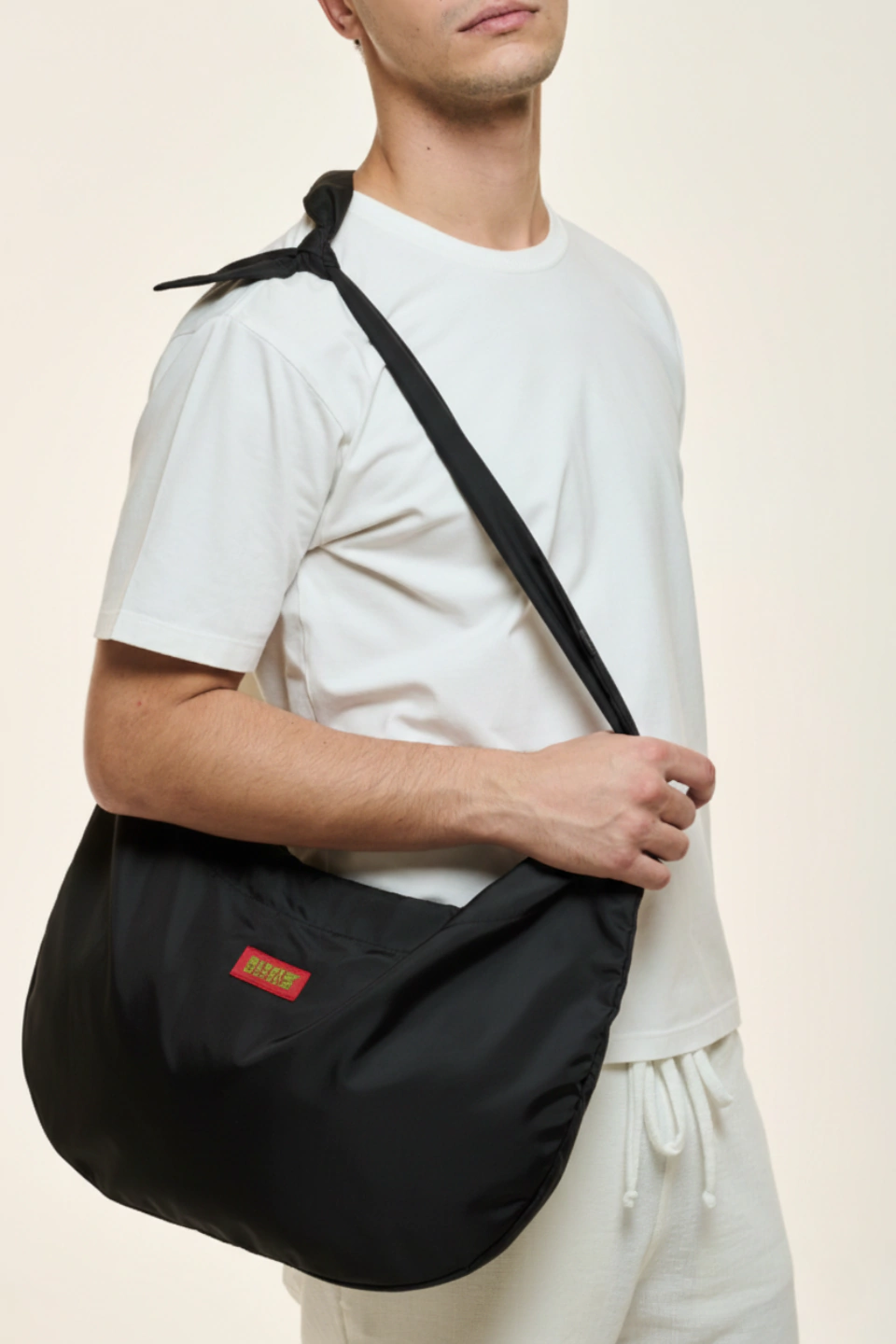 Homem usando a Tsuno DJ Bag Nephew Grande Preta como shoulder bag transversal