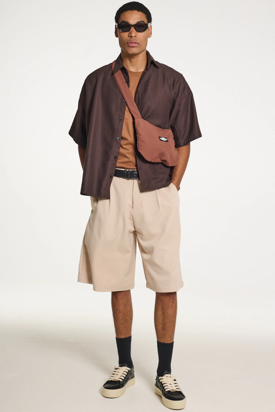 Homem usando a Tsuno DJ Bag Nephew Pequena Marrom cruzada no corpo