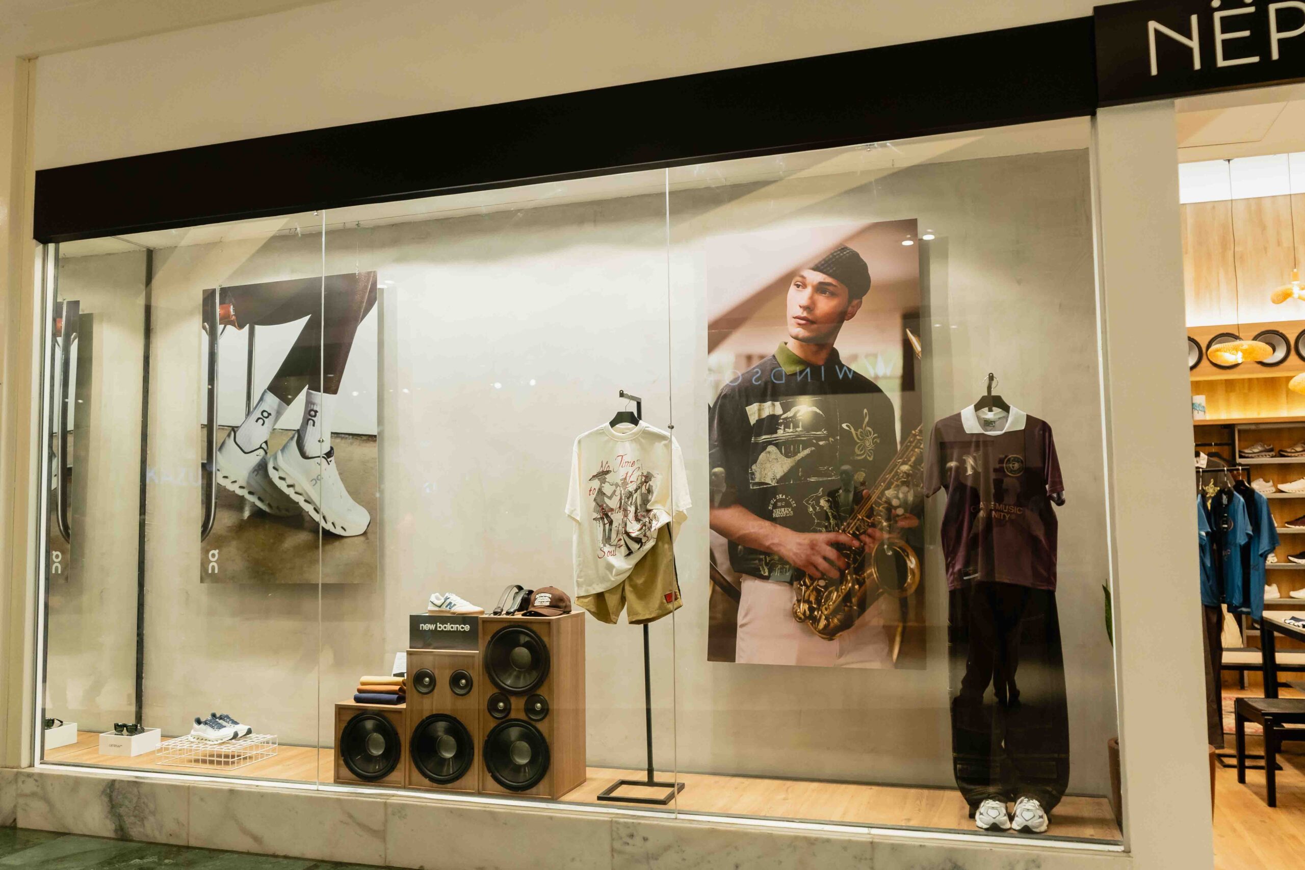 Vitrine da loja Nephew com tênis On Running em Belo Horizonte